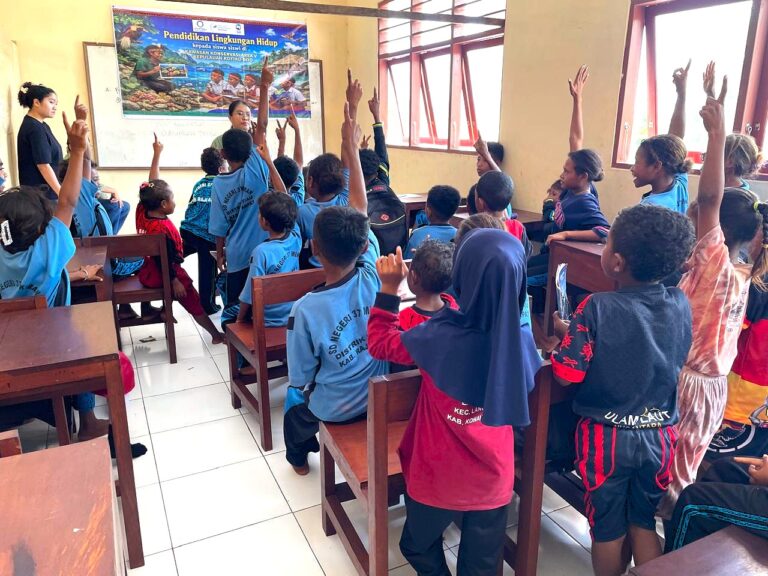 Menjaga Raja Ampat Dari Bangku Sekolah: 87 Anak Kofiau Belajar Konservasi